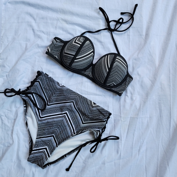 Black and White Patterned Bikini - Picture 2 of 12